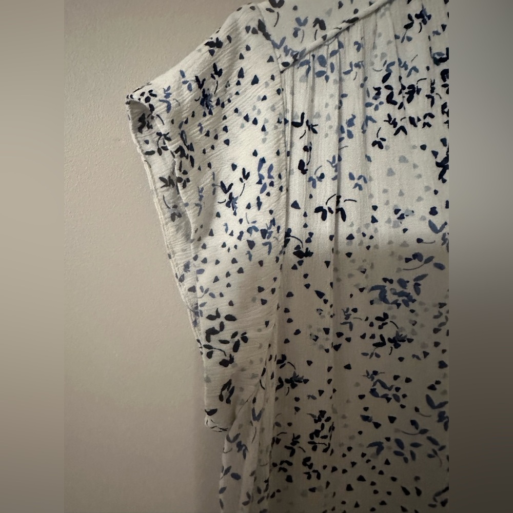 LIZ CLAIBORNE size MEDIUM cream & blue printed, short sleeved blouse. - Picture 3 of 7